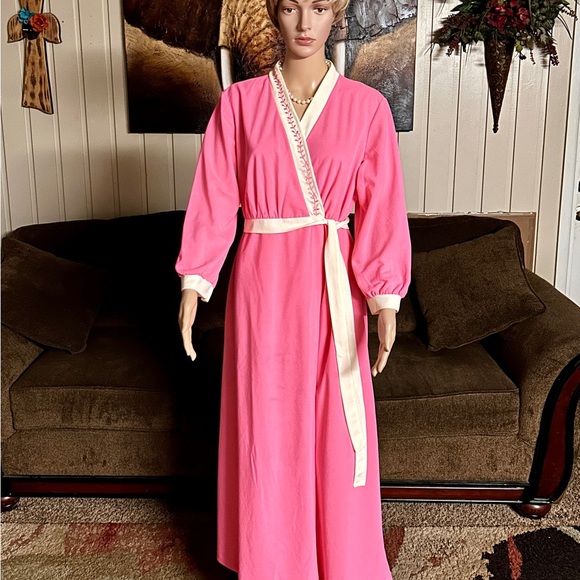 Vintage • 1970’s • Pink/ White • Size Medium • Robe • Floral • Embroidery - Picture 3 of 16